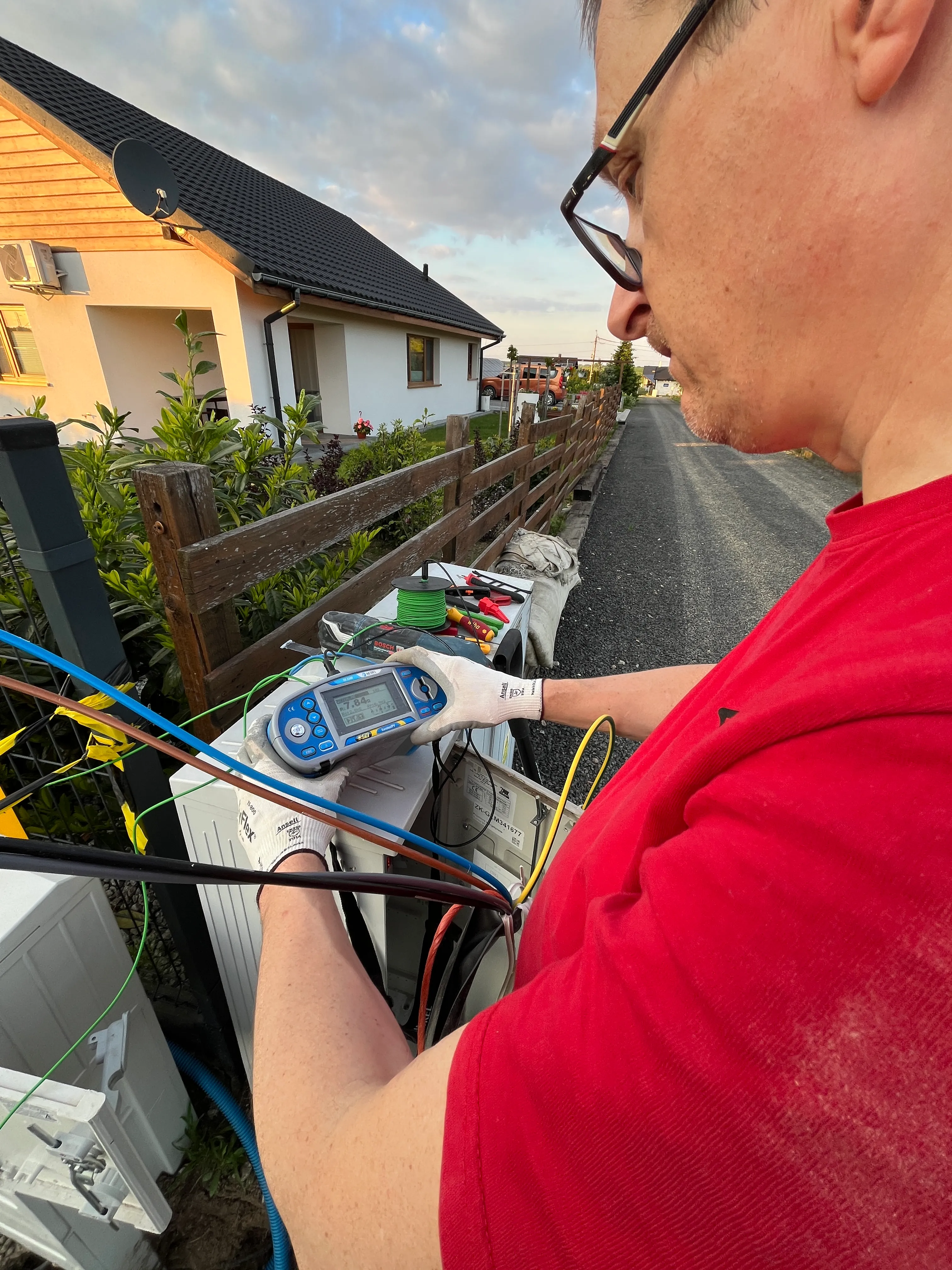 Adrian Zalewski podczas pomiarów instalacji elektrycznej