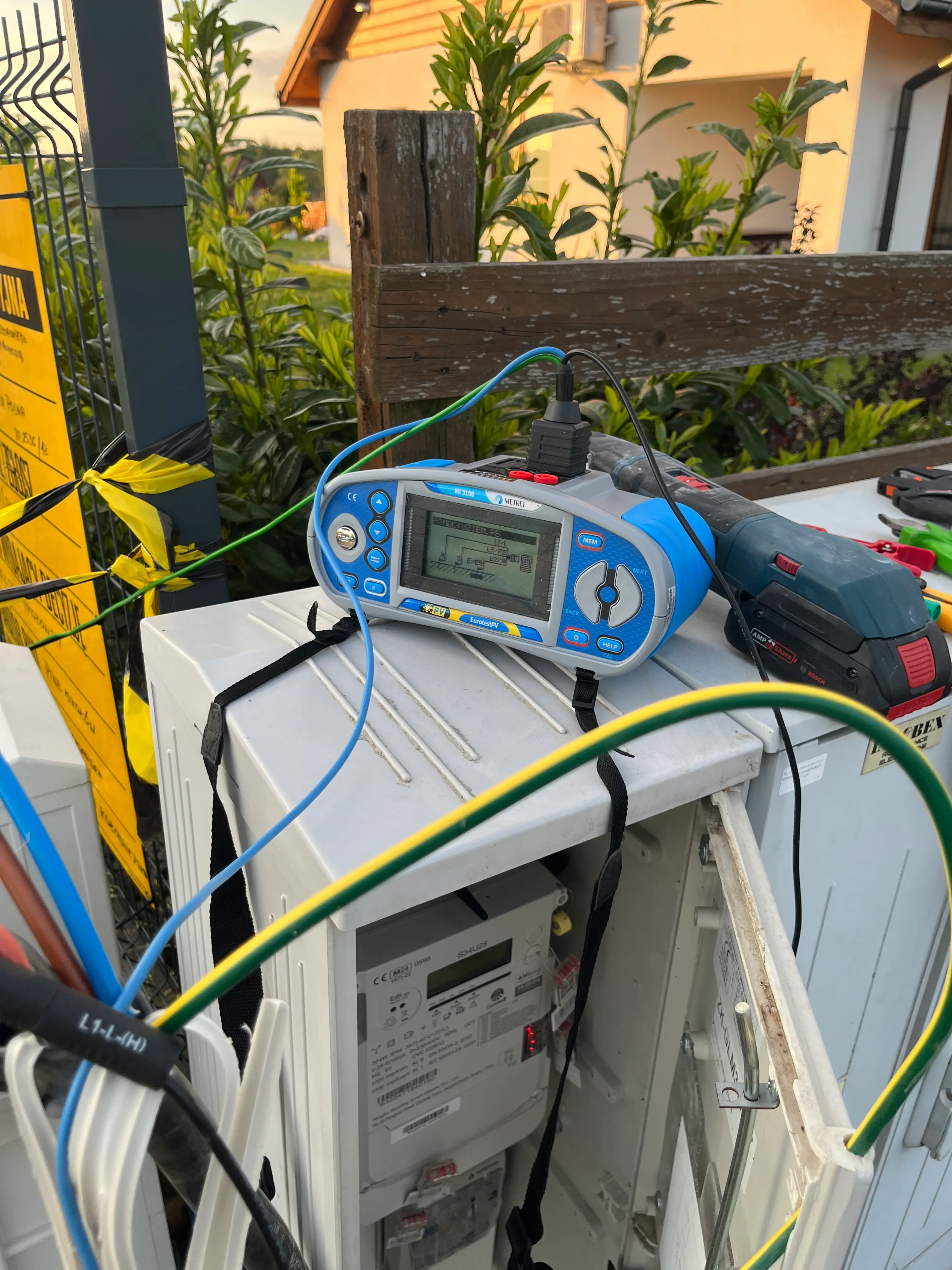 Miernik do pomiarów instalacji elektrycznej podczas pracy