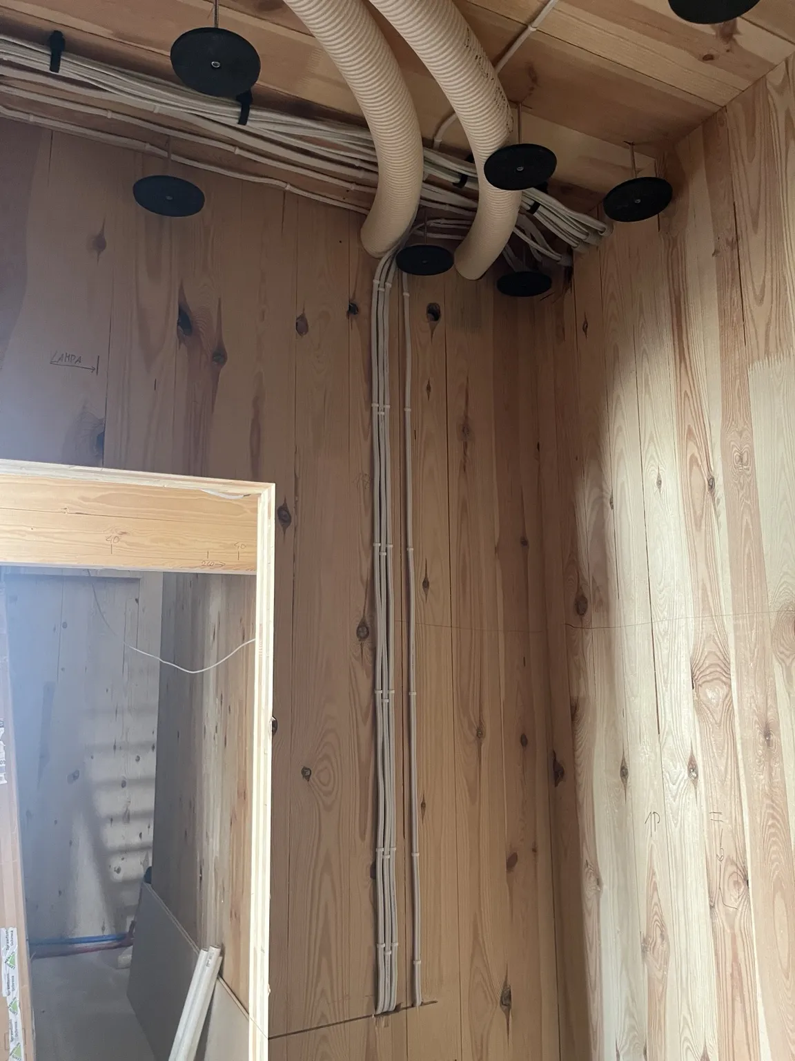Przewody elektryczne prowadzone po ścianie w domu CLT