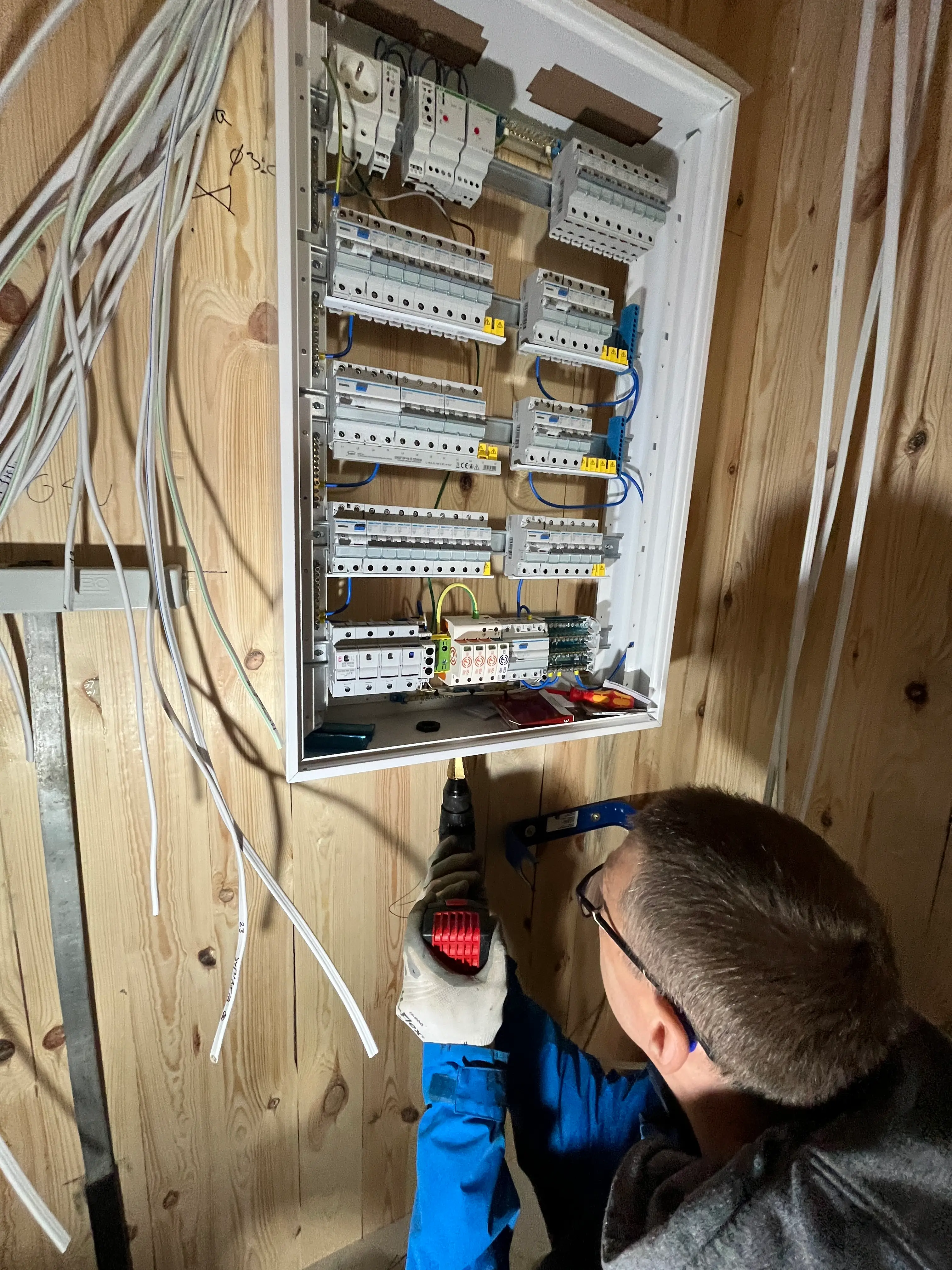 Montaż rozdzielnicy elektrycznej w domu CLT