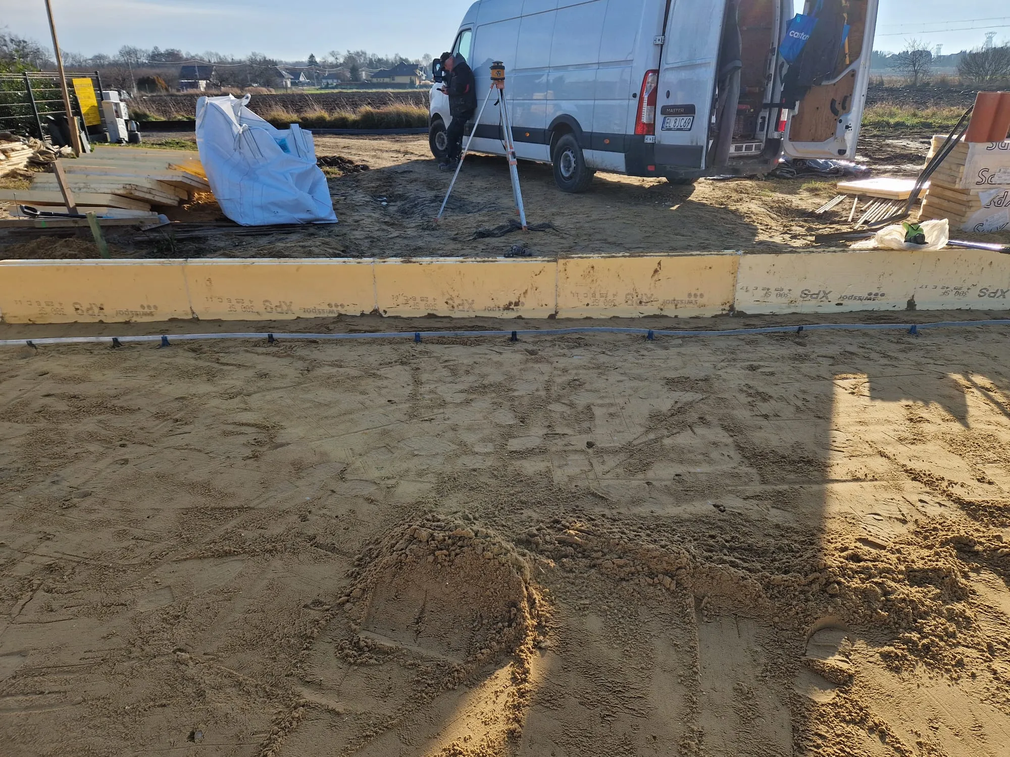 Uziom prowadzony przy fundamencie przed kolejnym etapem prac