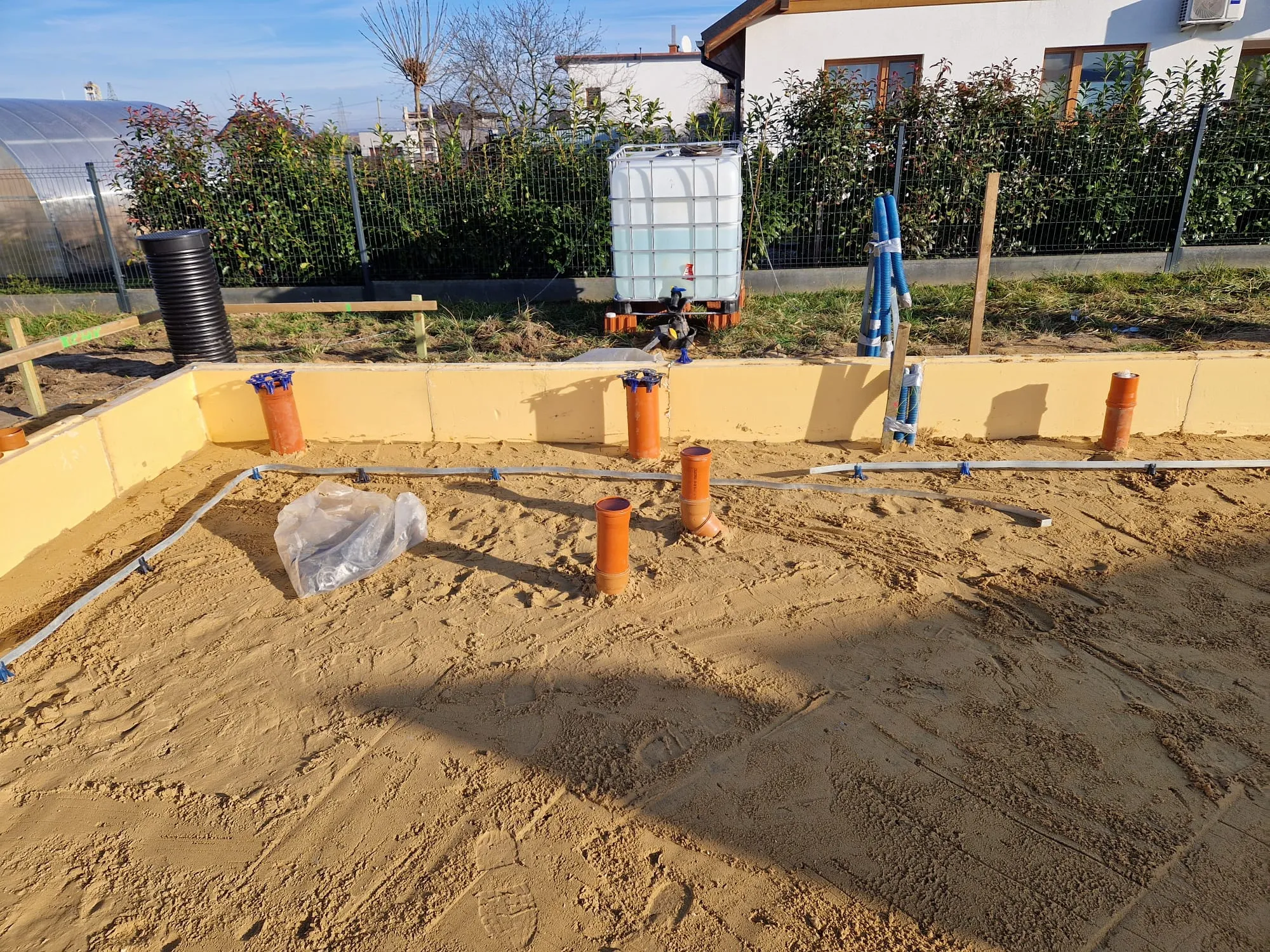 Wyprowadzenia i trasa uziomu fundamentowego przed zalaniem betonem