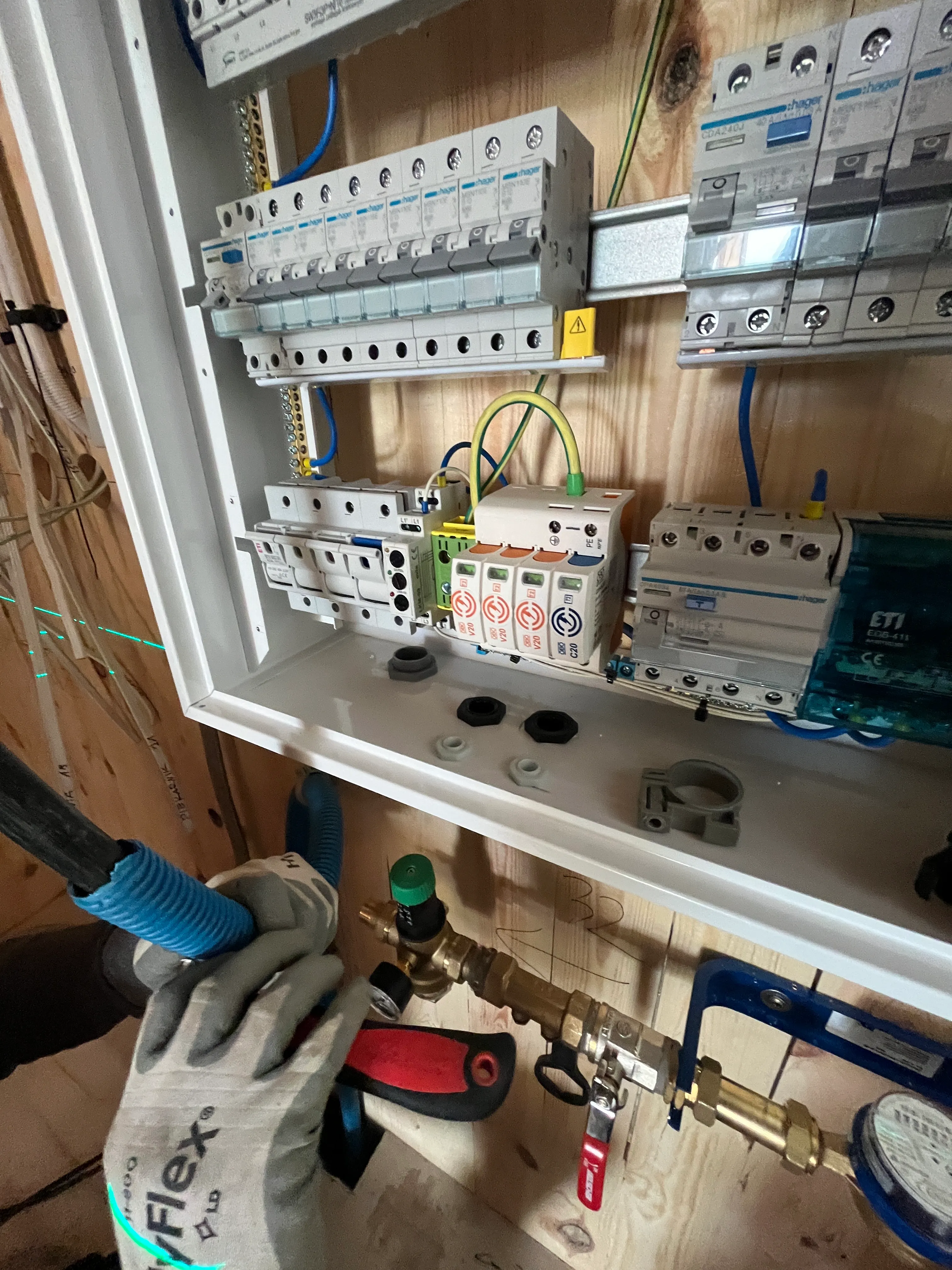 Zabezpieczenia i przewody w rozdzielnicy elektrycznej